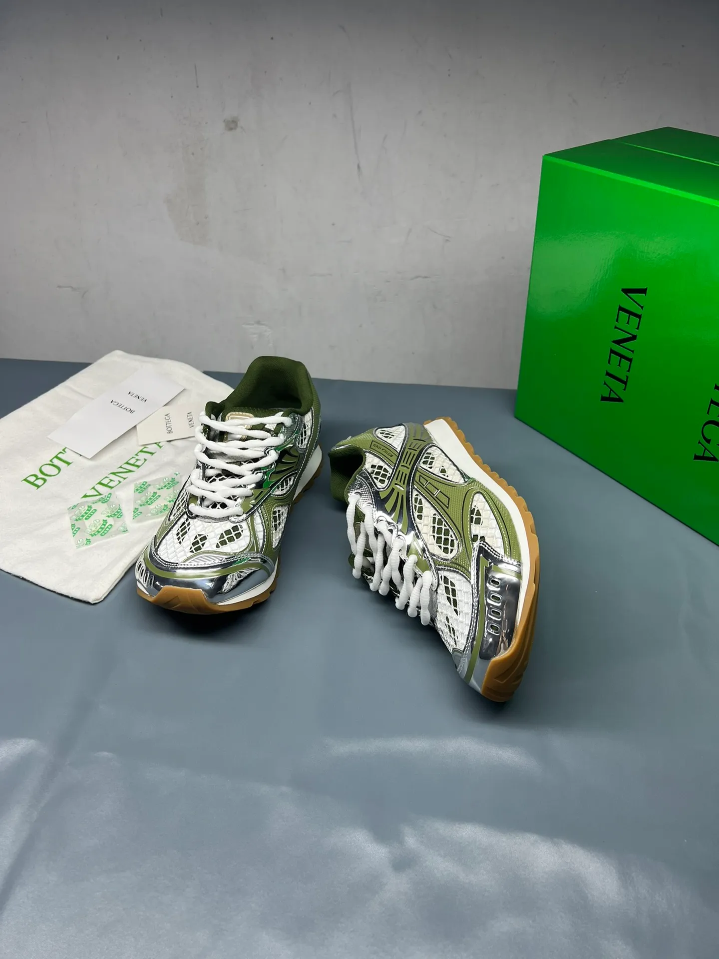 👟👟Ex-factory price 600👟👟 Men's size +10 Real photos 🔥🔥BV Orbit sneakers Wang Yibo's same style couple's dad shoes Runner sneakers, made of lightweight technical mesh fabric. Matched with geometric pattern designed rubber outsole, Wang Zha series high version. Look for the package technology. It is actually a lot taller, but the legs are still slim. Very nice, playable and durable. Matched to the standard💯 Package shoe technology. Look for the high version. The outsole is made of color-blocked TPU outsole. Women's model 35 36 37 38 39 40 41 42 (40 41 42 43 44 45 customized) (Customer logo can be accepted without refund or exchange at a favorable price) Equipped with original packaging